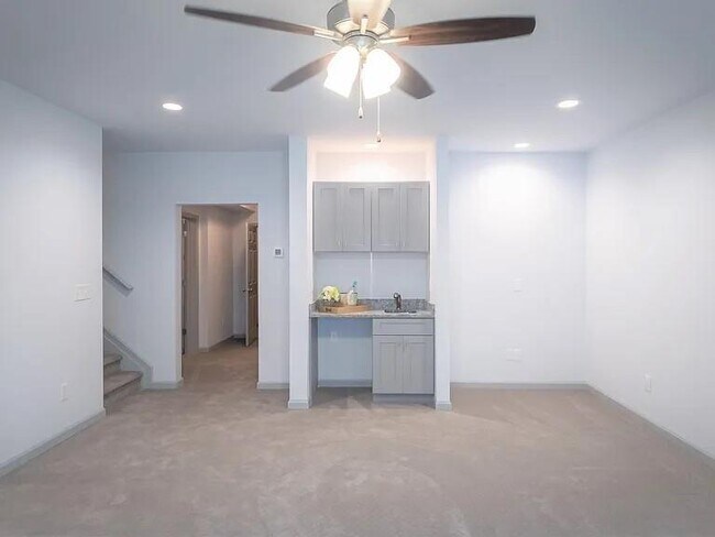 Building Photo - 4461 Hazeltine Dr