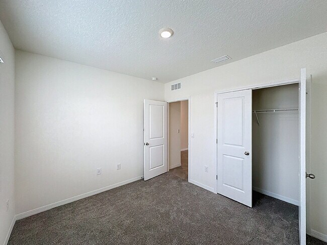 Building Photo - 8379 Ender Hls Dr