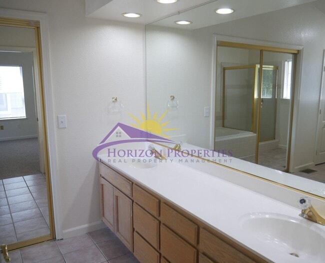 Building Photo - Unique 3 Bed 2.5 Bath 1,971sqft Single Family Home in Sacramento