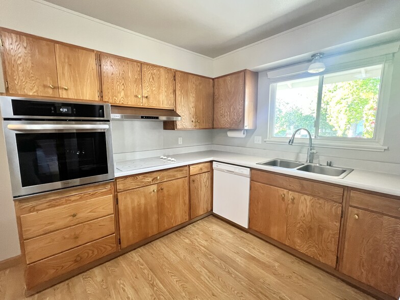 Building Photo - 6610 Canterbury Ct
