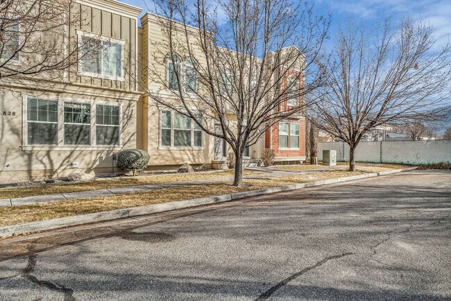 Building Photo - Spacious 4BR End-Unit Townhome | Low-Maintenance HOA Living
