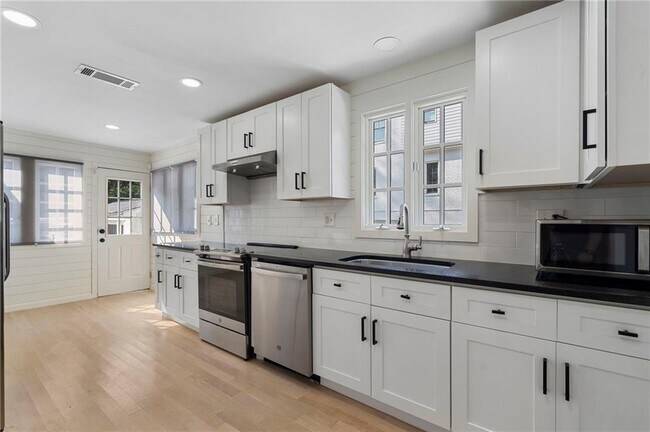 Building Photo - 2512 Brookwood Dr NE