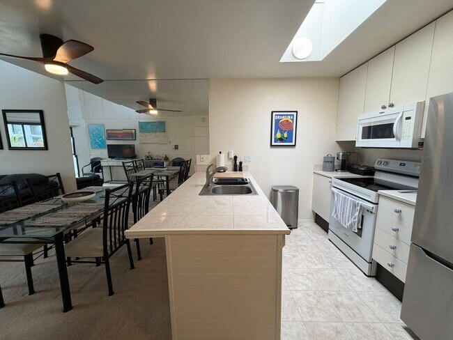 Building Photo - Light-Filled 1 Bed / 1 Bath Condo in UTC, San Diego – Skylights & Balcony