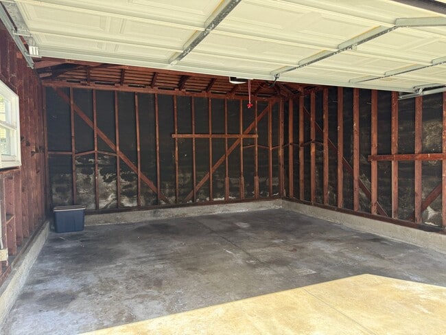 Building Photo - Amazing 3 Bedroom Montrose Home!