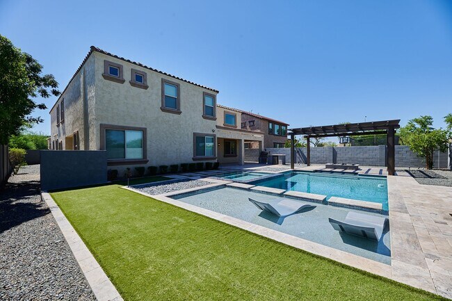 Building Photo - Lynx