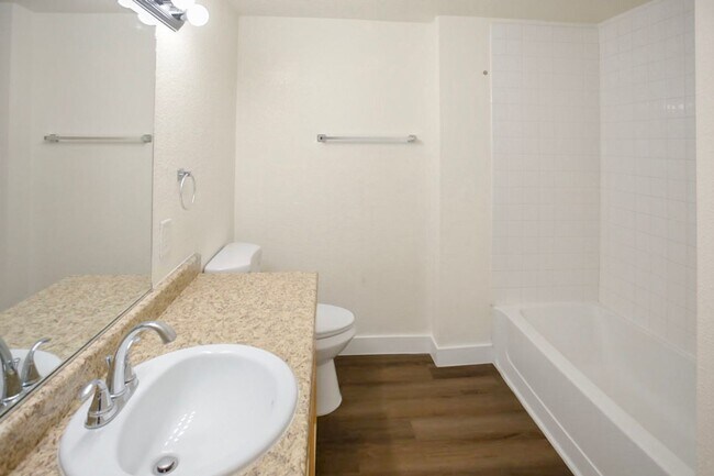 Building Photo - 3 Bedroom Northwest Condo-Gate Community