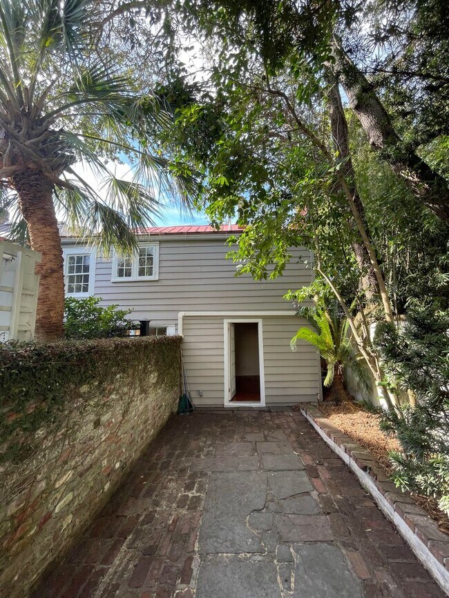 Building Photo - Charming Carriage Home Near The Charleston Battery