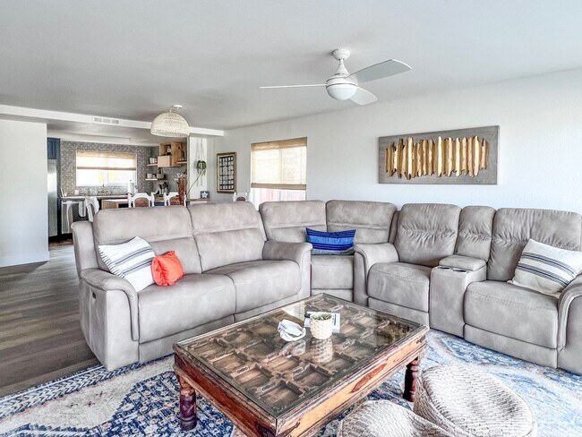 Building Photo - 3BR/2BA Remodeled Condo – 1 Block from the...
