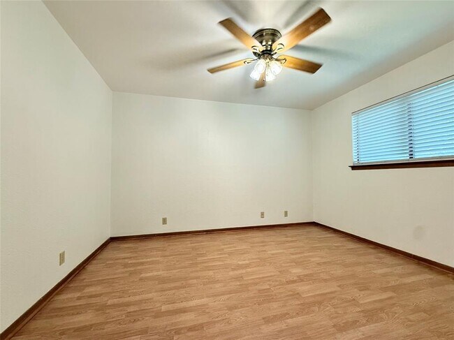 Building Photo - 3900 Knollwood Dr