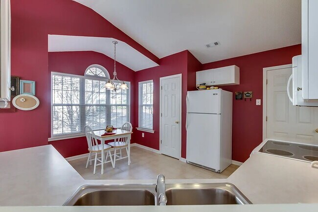 Building Photo - The perfect 3 bed, 2 bath home located in ...