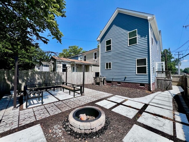 Building Photo - Gorgeous 4 bedroom 3 bath new construction...