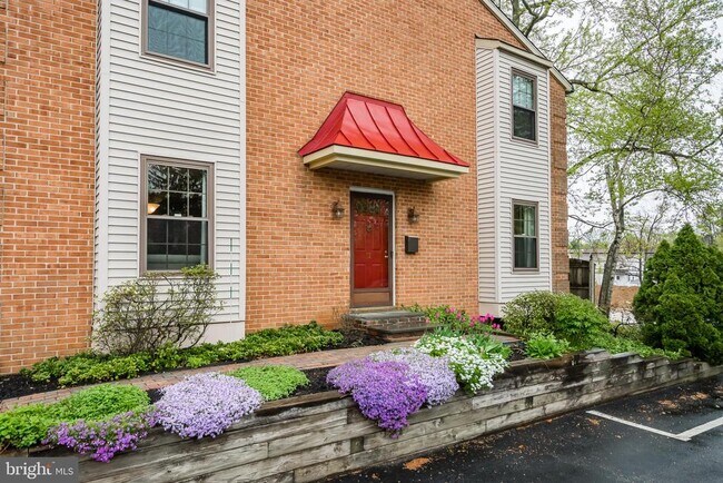 Building Photo - 255 Lowrys Ln