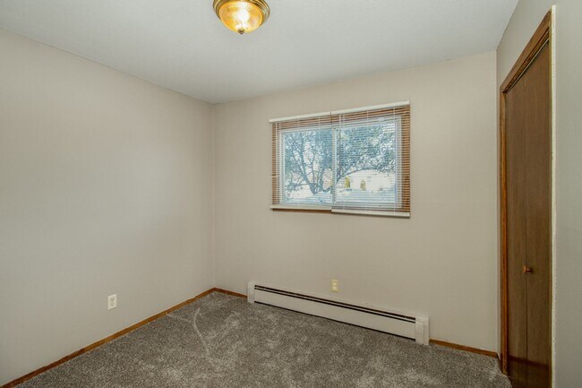 Building Photo - 2 Bed/1 Bath Apart- Off-Street Parking- Near Cub Foods- Available May 1