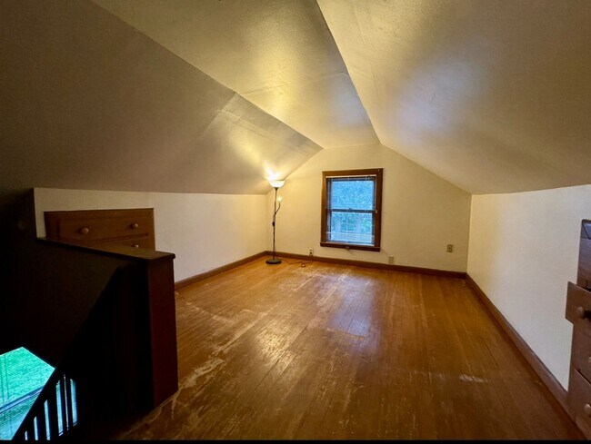 Building Photo - Vintage Living In Montavilla~ Front Porch~ Unfinished Basement~ Large Fully Fenced Yard