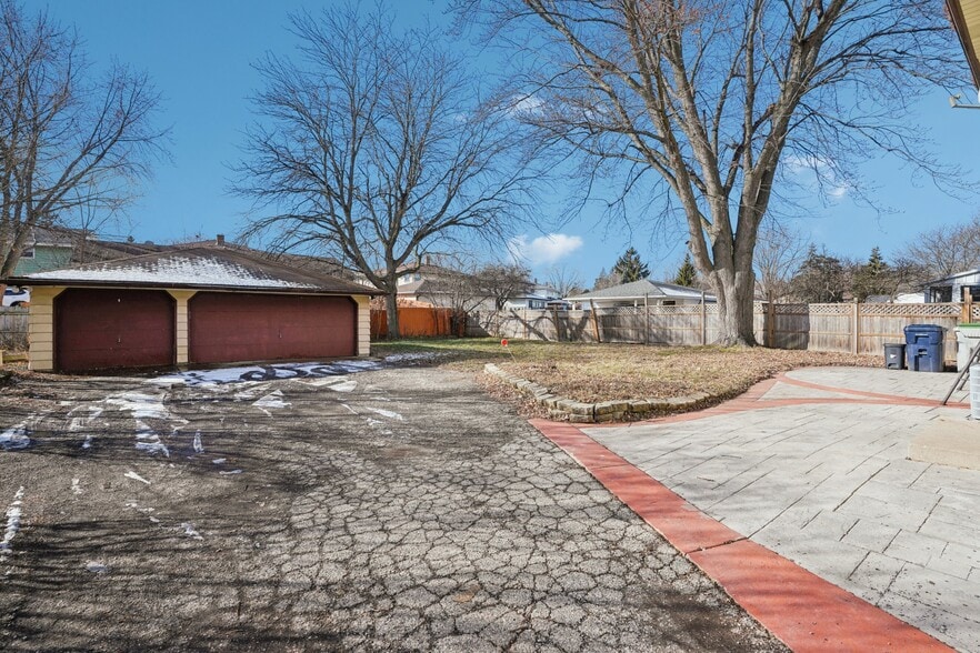 Building Photo - 10783 W Appleton Ave