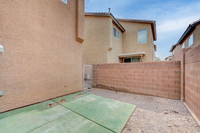 Building Photo - Beautiful 3 bedroom/2.5 baths located acro...