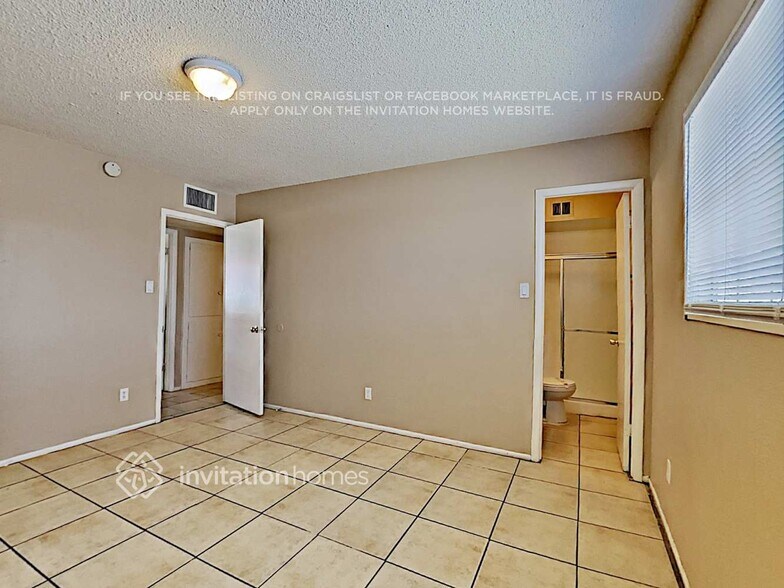 Building Photo - 7502 W Indianola Ave