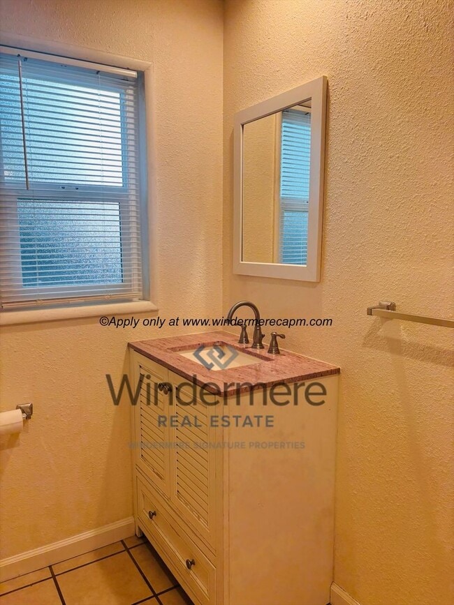 Building Photo - 2 bed/1 bath duplex in prime location! Wat...