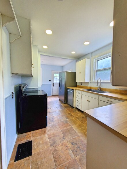 Building Photo - 131 Glenmont Ave