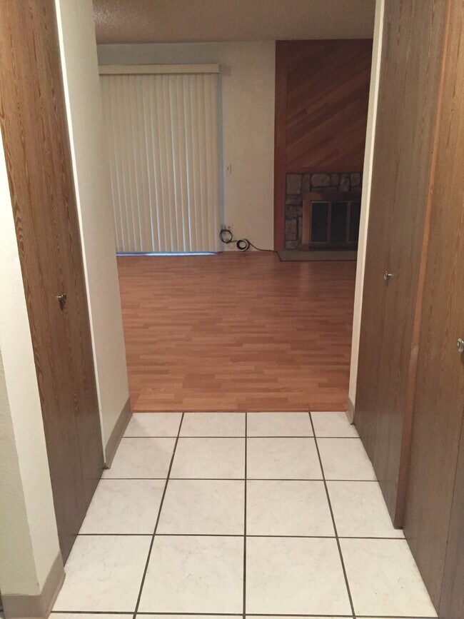 Building Photo - "Charming 1-Bedroom Condo Retreat with Fireplace and Washer and Dryer in Aurora's Apple Tree East...