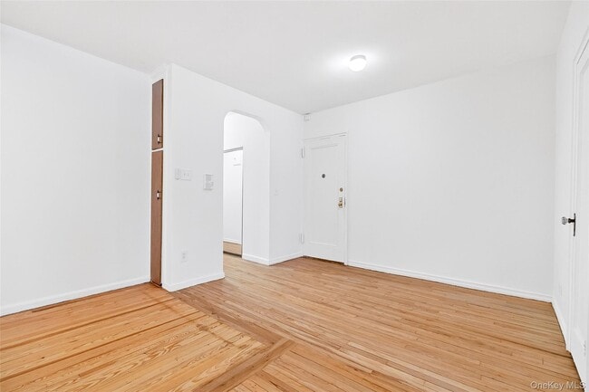 Building Photo - 2 Greenridge Ave