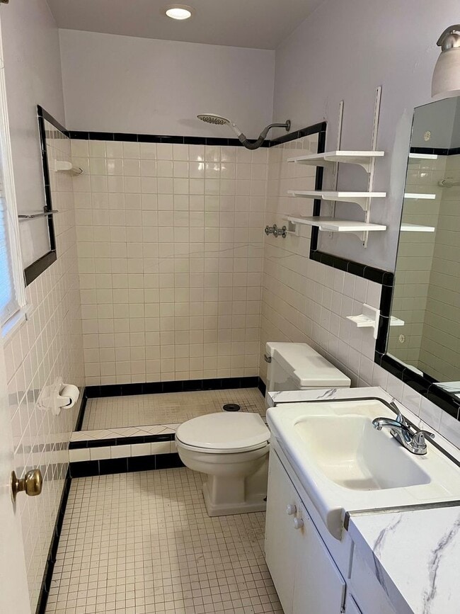 Building Photo - Brick home 3 bed and 2 bath