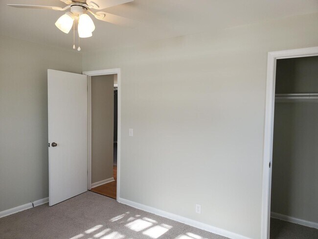 Building Photo - Like New 3 bedroom 1.5 bath  Ranch Near Kellogg and Rock