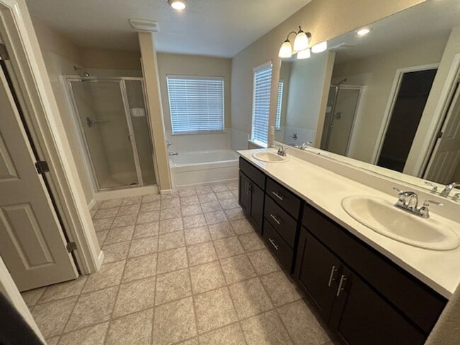 Building Photo - 4 bedroom 3 bathroom in Hanford!