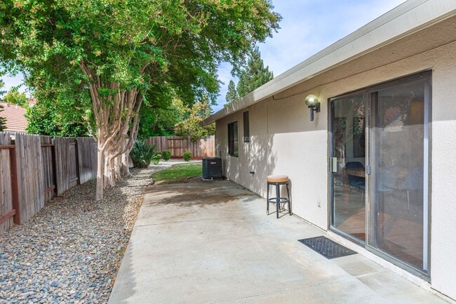 Building Photo - Pocket 3 Bedroom plus Den 2 Bath Home