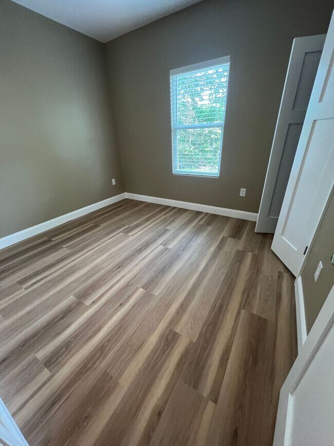 Building Photo - 3 BR, 2 BA Apartment - No HOA