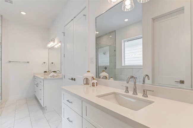 Building Photo - 7818 Janak Dr
