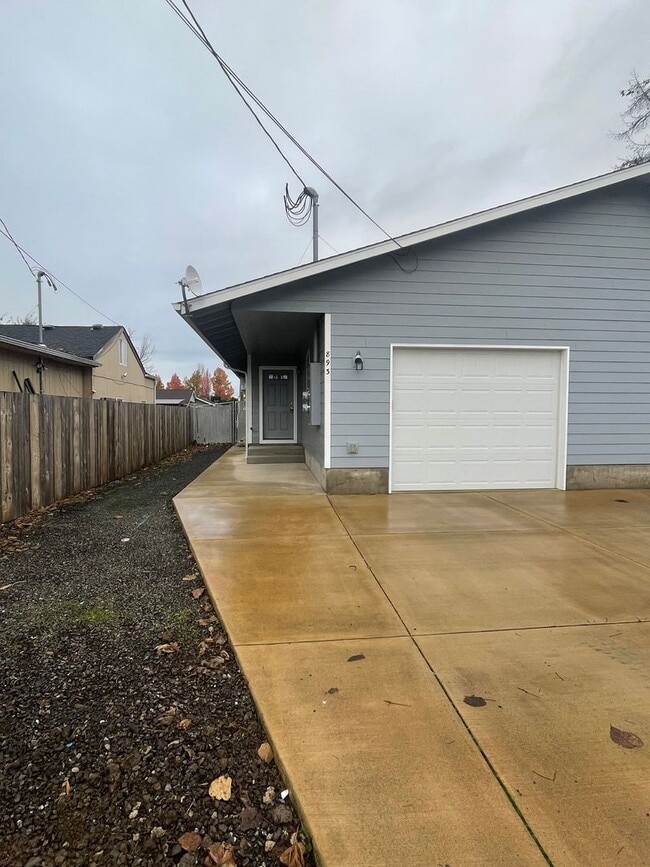 Building Photo - Convieniently located charming duplex with modern updates!