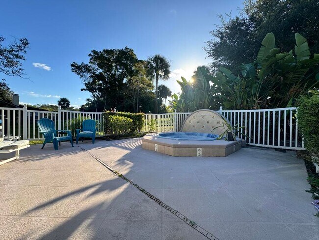 Building Photo - 653 Pelican Bay Dr