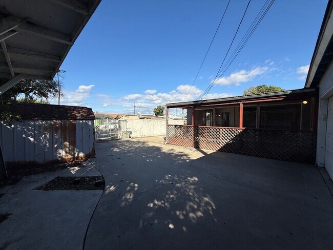 Building Photo - Centrally Located Single Story Ranch Style...