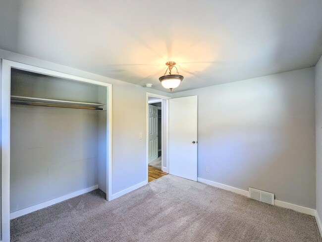 Building Photo - 3bd/.75ba Lynnwood Home