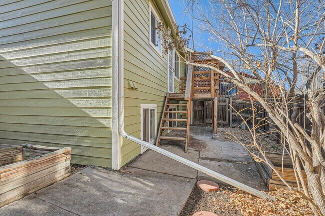 Building Photo - Spacious 2-Bed Townhome with Private Yard & 2-Car Garage in Aurora