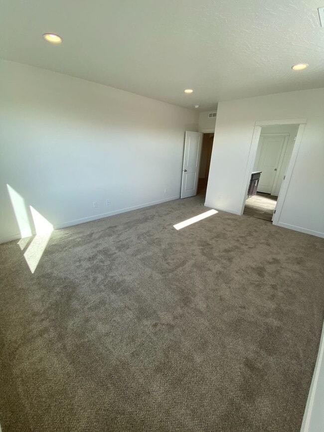 Building Photo - SINGLE FAMILY RANCHER ON ARROW LEAF (APP#146)