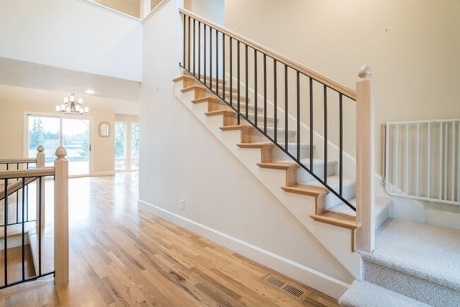 Building Photo - Escape to the Country, Spacious Contemporary in Wilsonville with Shop