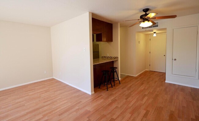 Building Photo - 1025 Valencia Dr SE