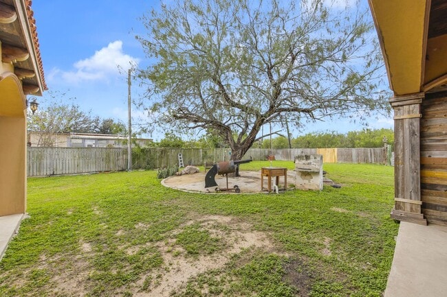 Building Photo - 825 Carpintero St