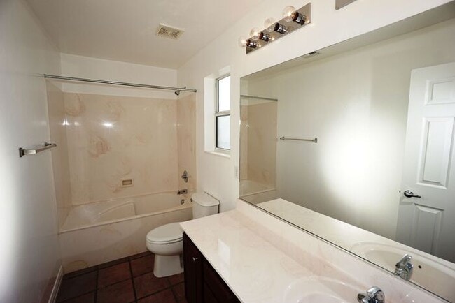 Building Photo - 920 S Vista Overlook Dr