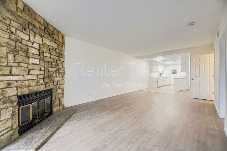 Primary Photo - 2929 W Floyd Ave