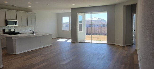 Building Photo - Open Floor Plan, Close to Shopping, Fenced...