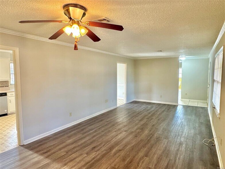 Building Photo - 535 Larkin Ln