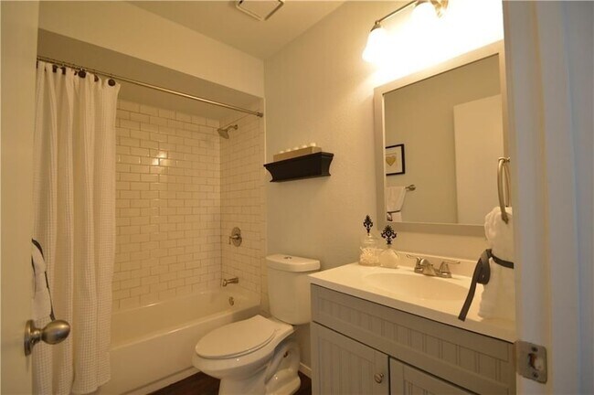 Building Photo - 518 Hunters Glen St