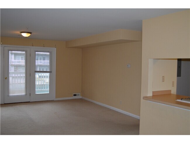 Building Photo - 703 Waters Edge Dr