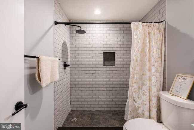 Building Photo - 2532 Annin St