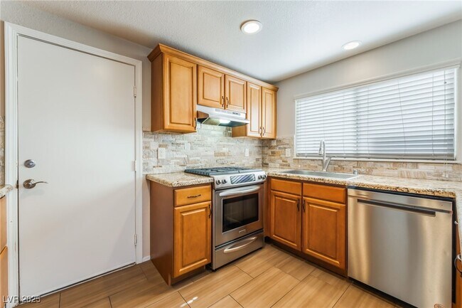 Building Photo - 4013 Madrone Dr