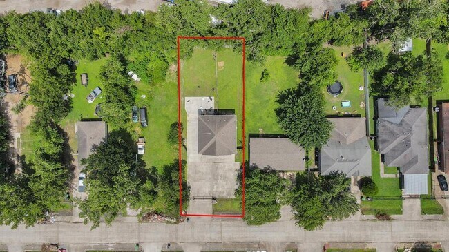 Building Photo - 10022 Raymondville Rd