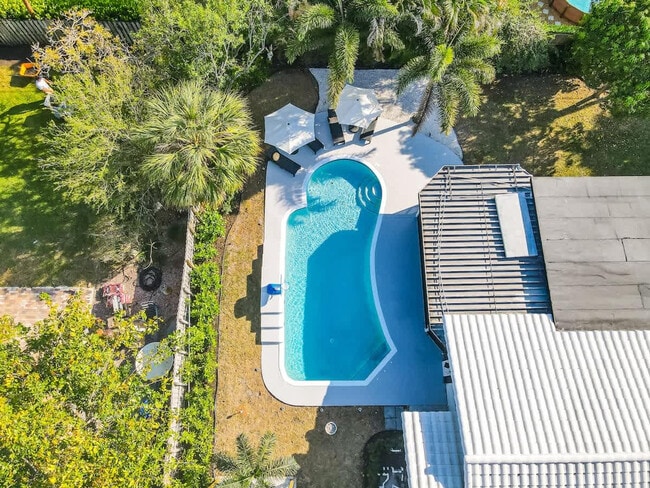 Building Photo - 704 NE 2nd St